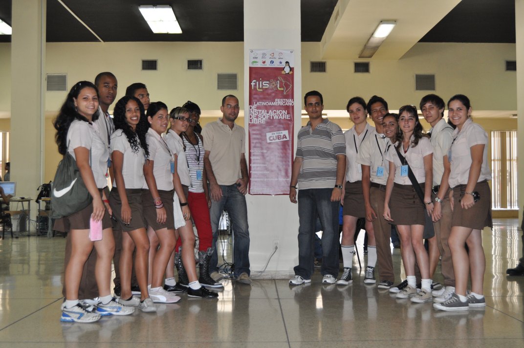 Ernesto Acosta, Alain Turiño y estudiantes del IPI Cepero Bonilla. Foto: Yudivián